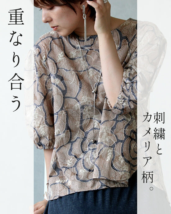 重ねる美しさ 刺繍カメリア柄ブラウス