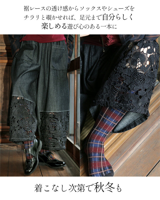 レースを覗かせるブラックデニムのワイドパンツ