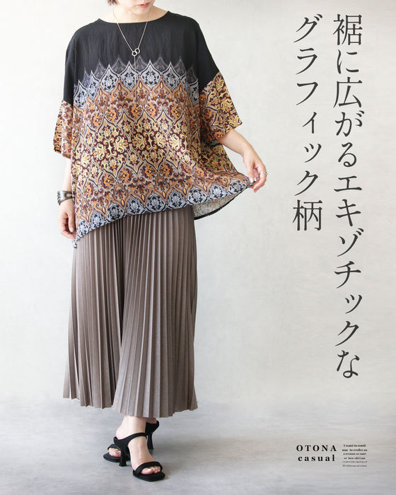 顔周りはシックに、裾で華やぐ。オリエンタル調 柄トップス