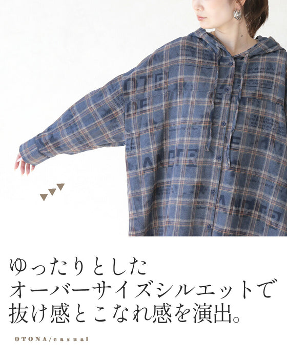 さりげないロゴ使いで差をつける。大人のチェックフードシャツ