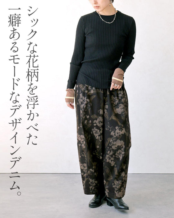 花柄をクールに纏う。甘さを抑えた、大人のモードデニム。