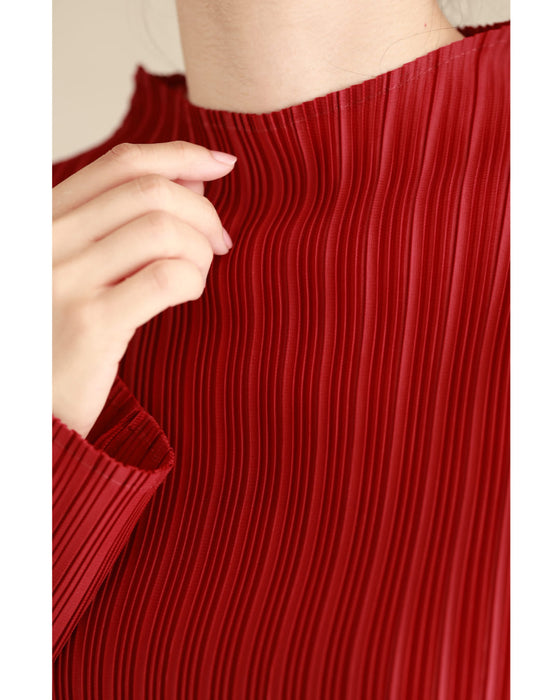 彩り添える赤のチカラ。プリーツカットソートップス