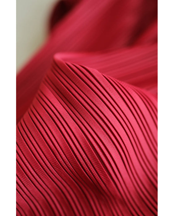 彩り添える赤のチカラ。プリーツカットソートップス