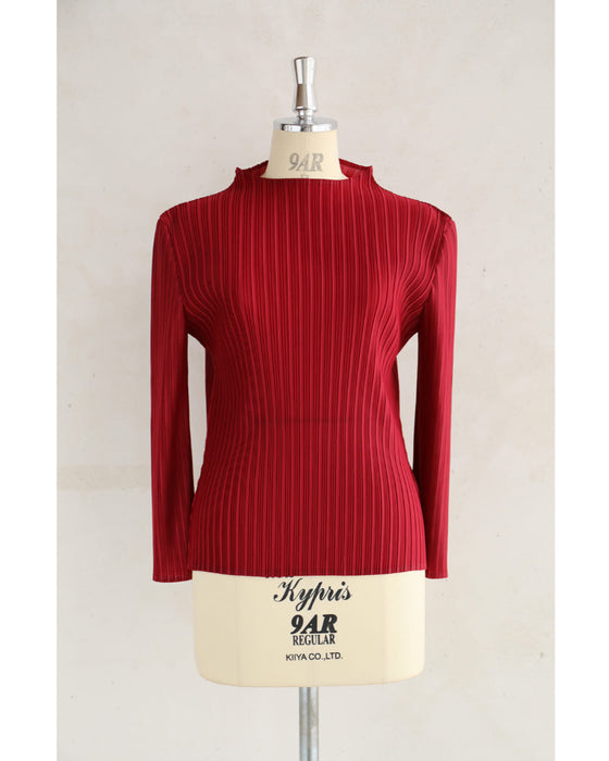 彩り添える赤のチカラ。プリーツカットソートップス