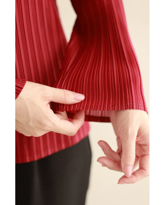 彩り添える赤のチカラ。プリーツカットソートップス