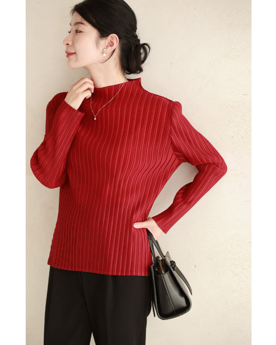 彩り添える赤のチカラ。プリーツカットソートップス