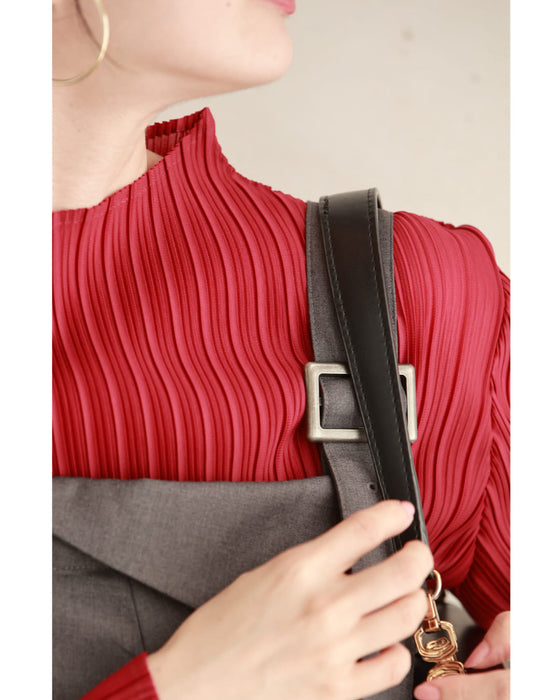 彩り添える赤のチカラ。プリーツカットソートップス