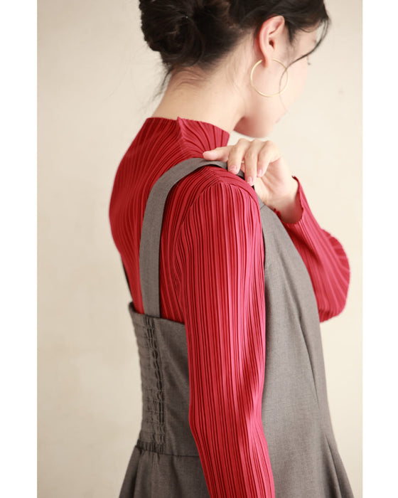 彩り添える赤のチカラ。プリーツカットソートップス