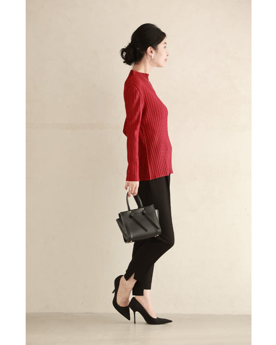 彩り添える赤のチカラ。プリーツカットソートップス