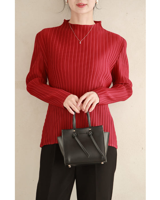 彩り添える赤のチカラ。プリーツカットソートップス