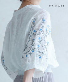  袖に咲く青い花刺繍のブラウストップス