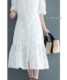  白花浮かぶフレア裾ミディアムワンピース