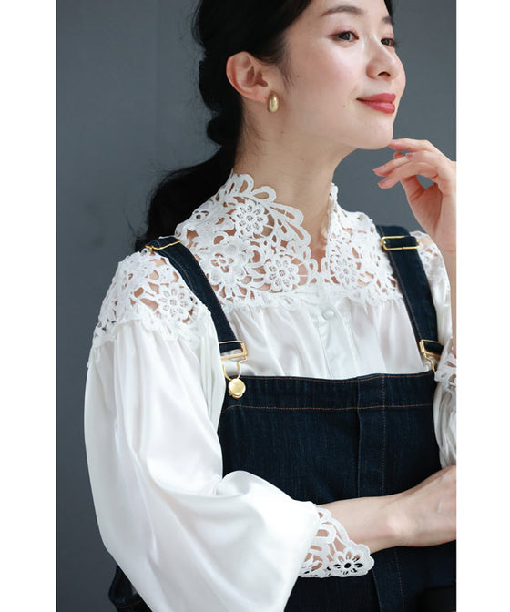 デコルテに沿う白花レースの艶ブラウストップス
