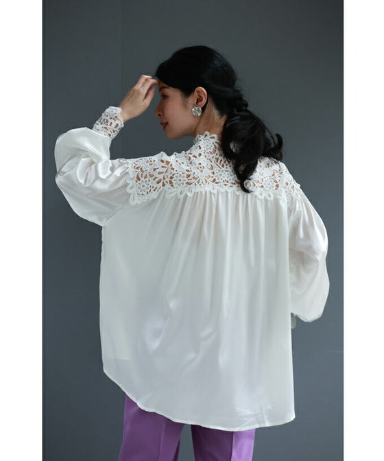 デコルテに沿う白花レースの艶ブラウストップス