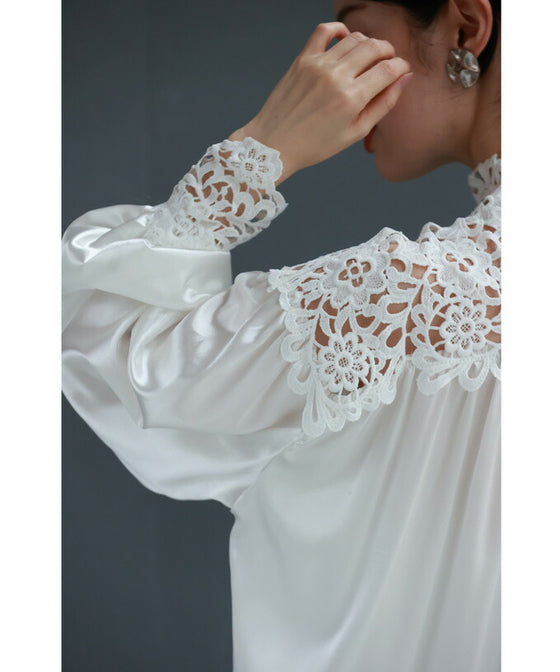 デコルテに沿う白花レースの艶ブラウストップス