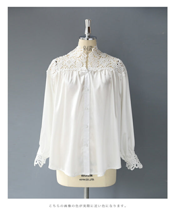 デコルテに沿う白花レースの艶ブラウストップス