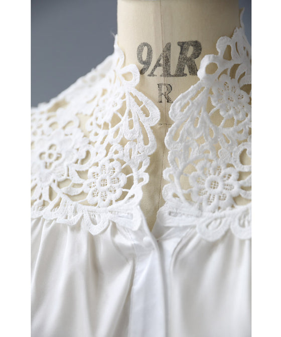 デコルテに沿う白花レースの艶ブラウストップス