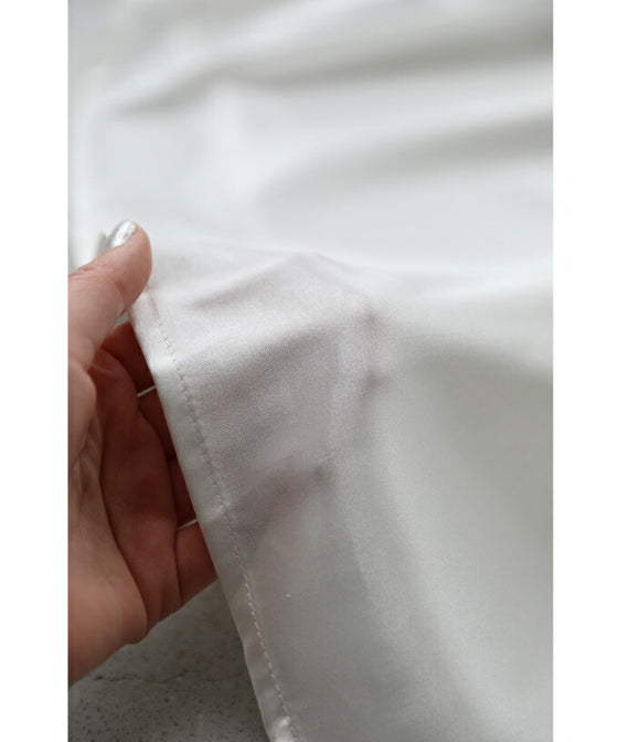 デコルテに沿う白花レースの艶ブラウストップス