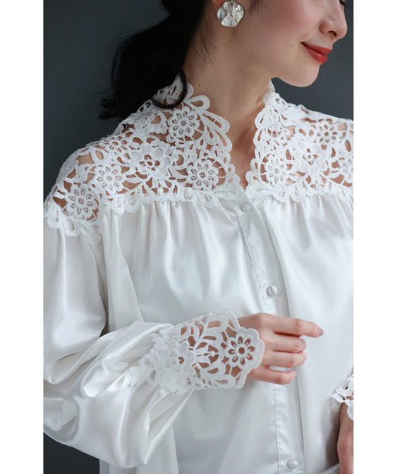 デコルテに沿う白花レースの艶ブラウストップス