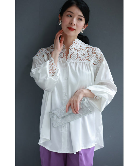 デコルテに沿う白花レースの艶ブラウストップス