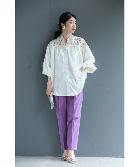 デコルテに沿う白花レースの艶ブラウストップス