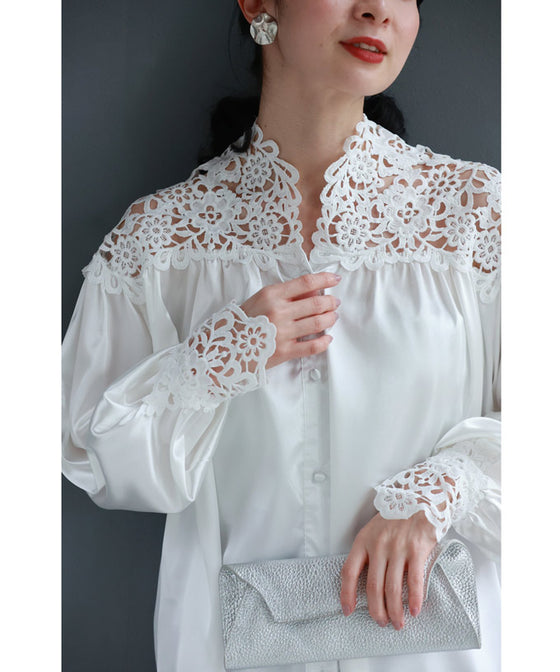 デコルテに沿う白花レースの艶ブラウストップス