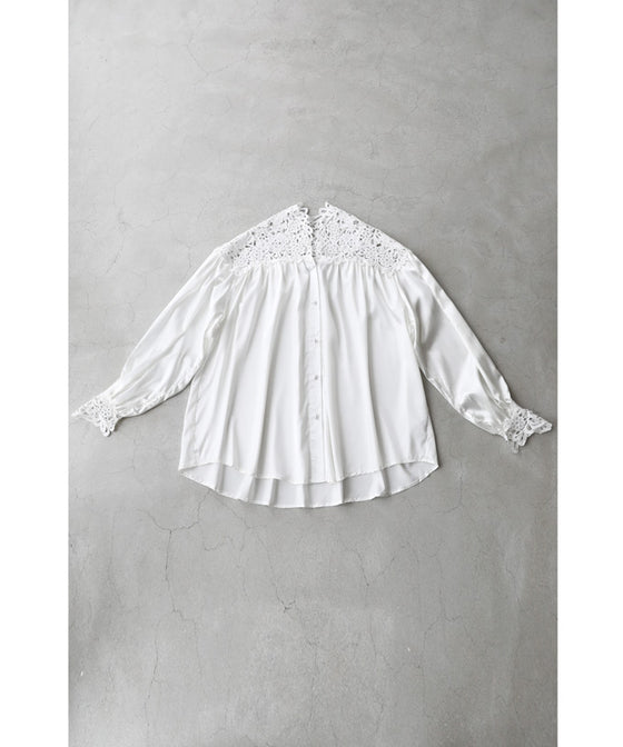 デコルテに沿う白花レースの艶ブラウストップス