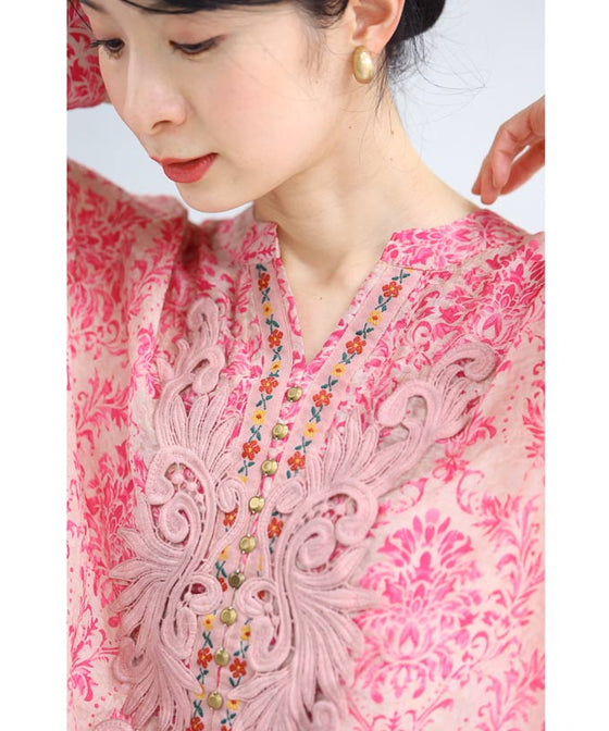 柔らかく涼しいピンクのダマスク柄ブラウストップス