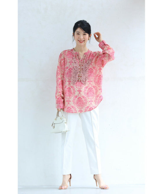 柔らかく涼しいピンクのダマスク柄ブラウストップス