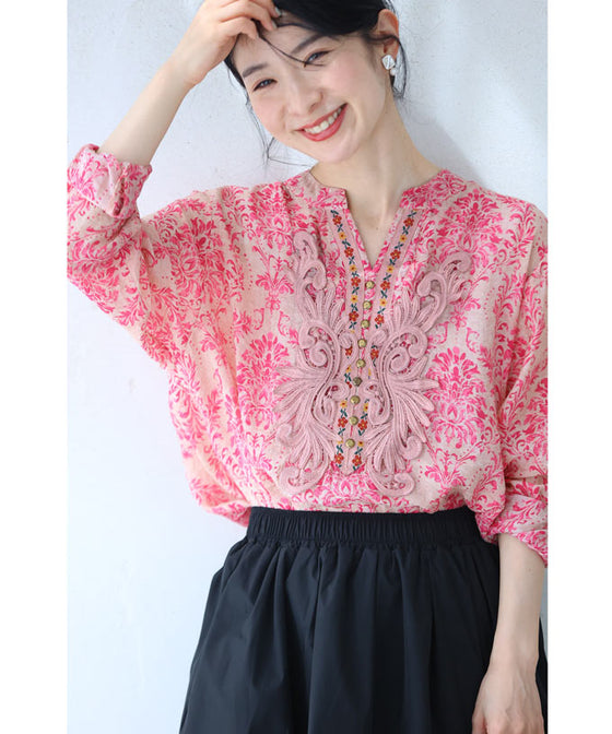 柔らかく涼しいピンクのダマスク柄ブラウストップス