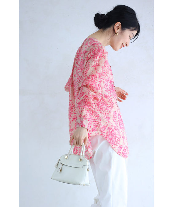 柔らかく涼しいピンクのダマスク柄ブラウストップス