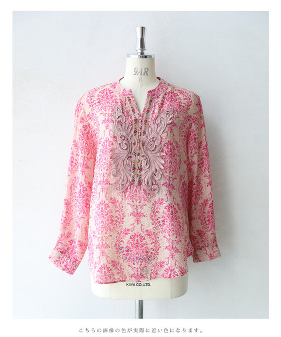 柔らかく涼しいピンクのダマスク柄ブラウストップス