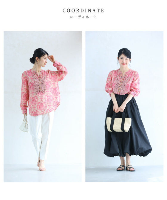 柔らかく涼しいピンクのダマスク柄ブラウストップス