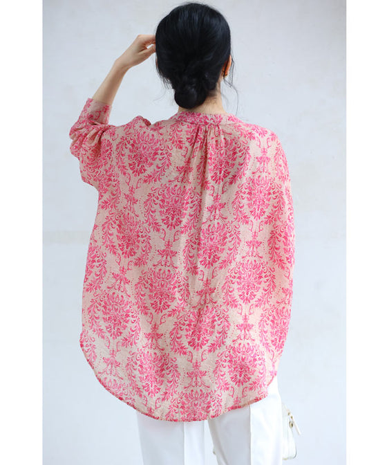 柔らかく涼しいピンクのダマスク柄ブラウストップス