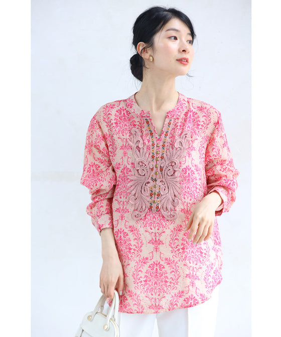 柔らかく涼しいピンクのダマスク柄ブラウストップス