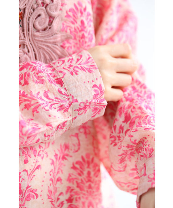 柔らかく涼しいピンクのダマスク柄ブラウストップス