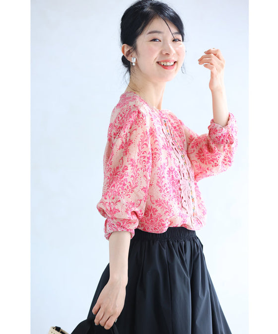 柔らかく涼しいピンクのダマスク柄ブラウストップス