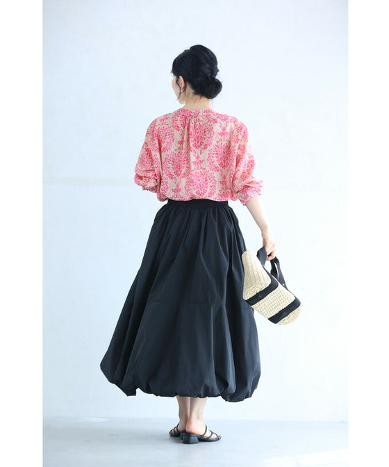 柔らかく涼しいピンクのダマスク柄ブラウストップス