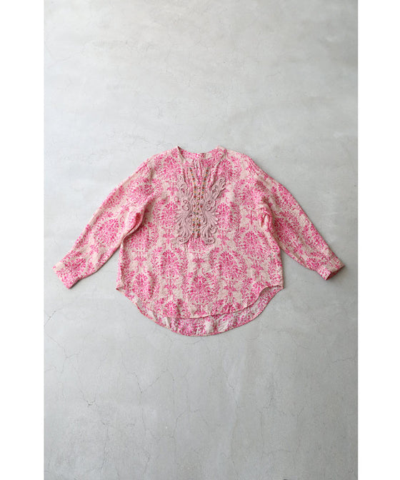 柔らかく涼しいピンクのダマスク柄ブラウストップス