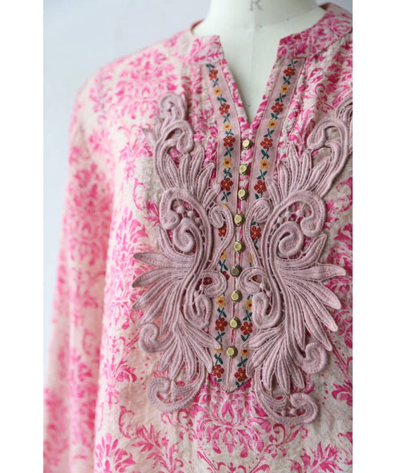 柔らかく涼しいピンクのダマスク柄ブラウストップス