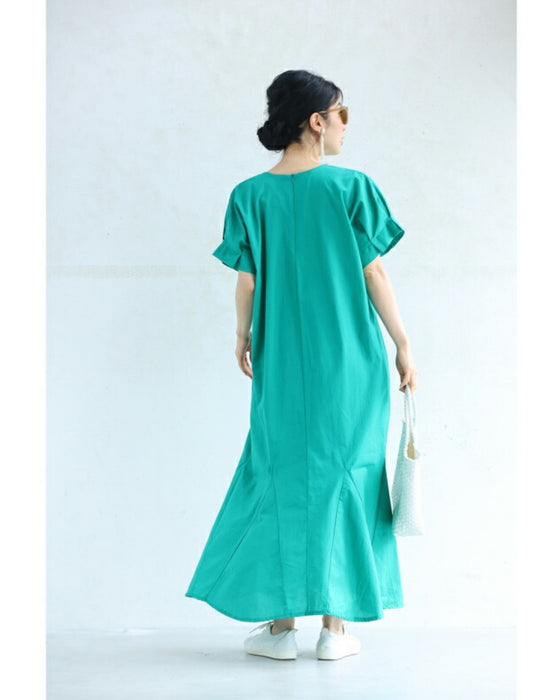 A secret A-line tuck long dress with a flared hem