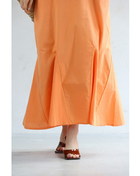 A secret A-line tuck long dress with a flared hem