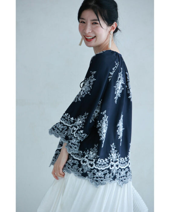 ぐるりと360度エレガントな刺繍浮かぶブラウストップス