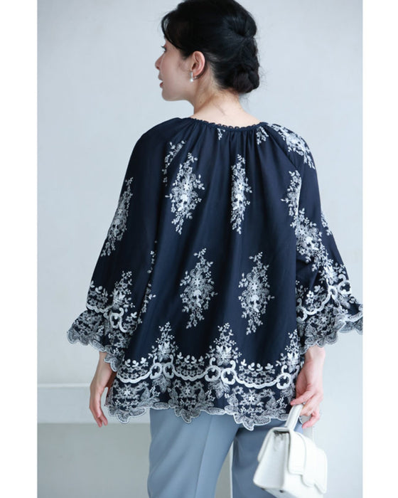 ぐるりと360度エレガントな刺繍浮かぶブラウストップス