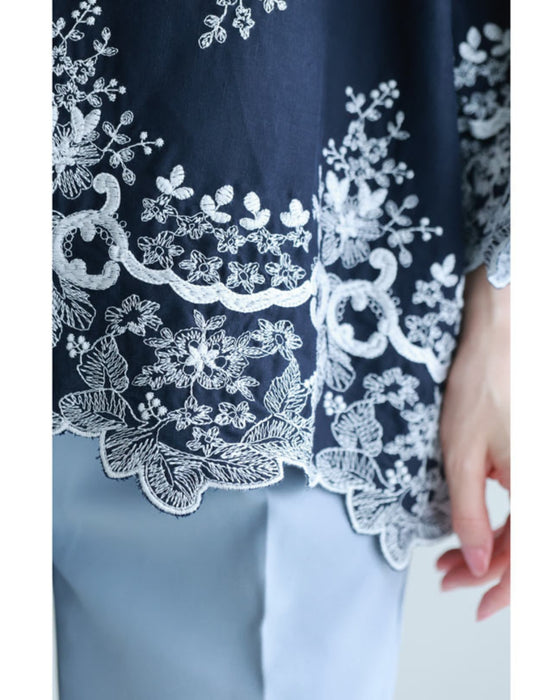 ぐるりと360度エレガントな刺繍浮かぶブラウストップス