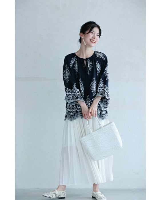ぐるりと360度エレガントな刺繍浮かぶブラウストップス