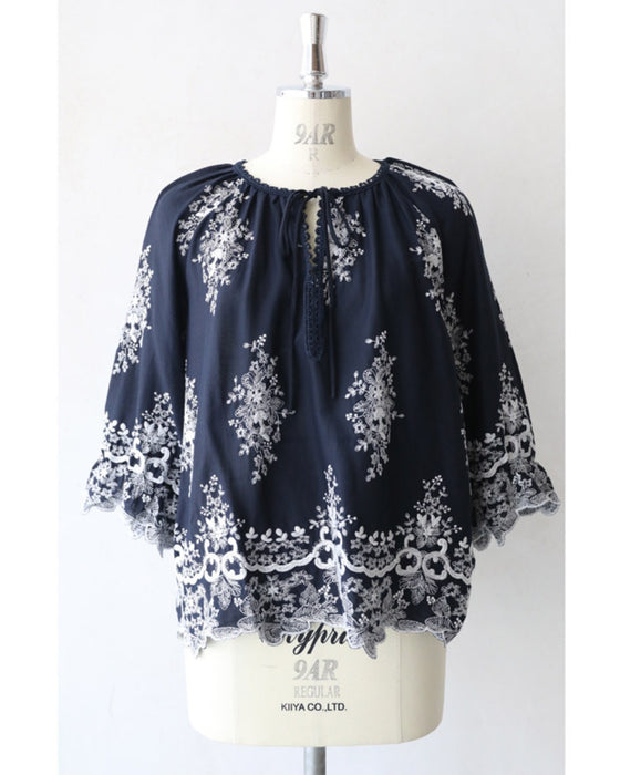 ぐるりと360度エレガントな刺繍浮かぶブラウストップス