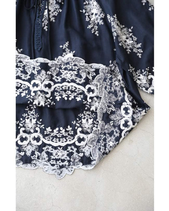 ぐるりと360度エレガントな刺繍浮かぶブラウストップス