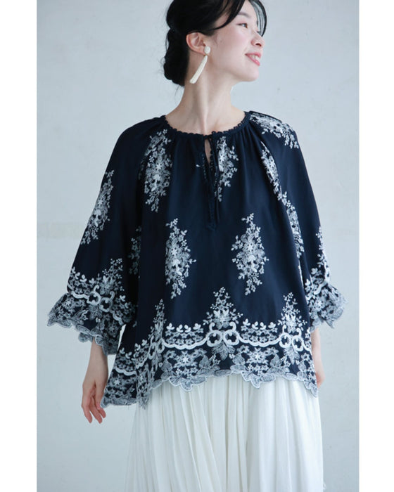 ぐるりと360度エレガントな刺繍浮かぶブラウストップス