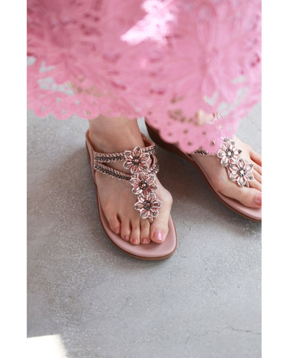 ビジューの花が輝くトングサンダル
